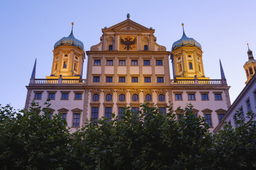 Deutschland, Bayern, Augsburg, Rathaus, Ostfassade am Abend - SIEF08111