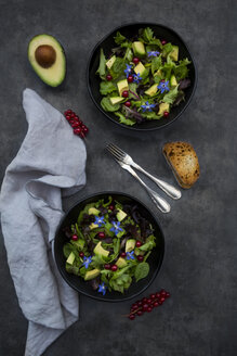 Zwei Schalen gemischter Salat mit Avocado, roten Johannisbeeren und Borretschblüten - LVF07512