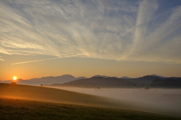 Deutschland, Pfaffenwinkel, Blick auf die Landschaft bei Sonnenaufgang - LBF02155