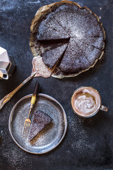 Schwedische Kladdkaka, dunkler Schokoladenkuchen, schwedischer Brownie, mit Kaffee, Nahaufnahme - SBDF03804