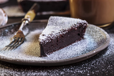 Schwedische Kladdkaka, dunkler Schokoladenkuchen, schwedischer Brownie, mit Kaffee, Nahaufnahme - SBDF03807