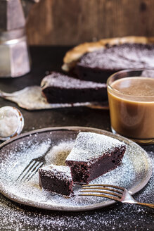 Schwedische Kladdkaka, dunkler Schokoladenkuchen, schwedischer Brownie mit Kaffee - SBDF03808