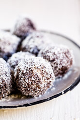 Lamington bliss balls with cashews, filled with raspberries, dark chocolate and coconut flakes - SBDF03809