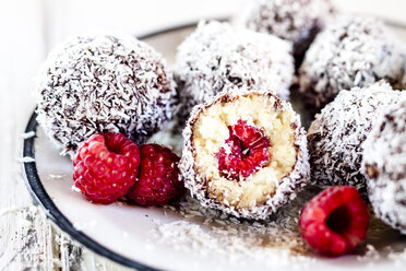 Lamington Bliss Balls mit Cashews, gefüllt mit Himbeeren, Zartbitterschokolade und Kokosraspeln - SBDF03812