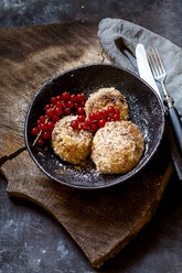 Gefüllte süße Pflaumenknödel mit Kokos-Zimt-Kruste und roten Johannisbeeren - SBDF03813