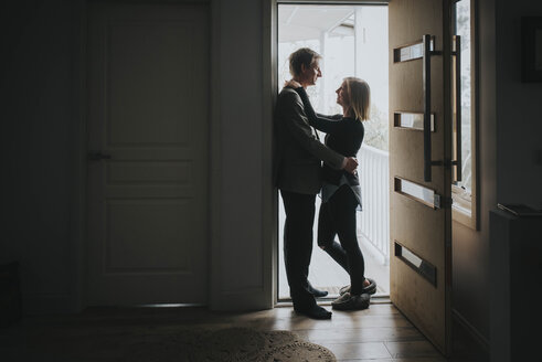 Paar in voller Länge beim Stehen an der Tür - CAVF52670