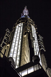 Niedriger Blickwinkel des beleuchteten Empire State Building gegen den Nachthimmel in der Stadt - CAVF52708
