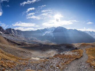 Italien, Trentino, Monte Cevedale, Punta San Matteo, Wanderer in der Ferne - LAF02128