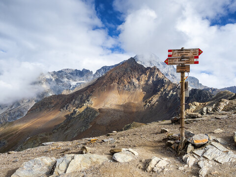 Italien, Ortler Alpen, Wegweiser, Gran Zebru im Hintergrund, lizenzfreies Stockfoto
