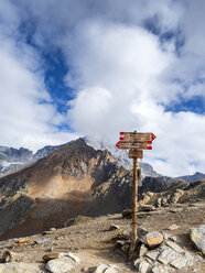 Italien, Ortler Alpen, Wegweiser, Gran Zebru im Hintergrund - LAF02131