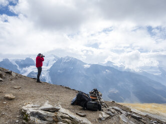 Italien, Trentino, Monte Cevedale, Punta San Matteo, Wanderer beim Fotografieren - LAF02133