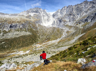 Italien, Provinz Brescia, Adamello-Alpen, Salarno-Tal, Gletscher, Wanderer auf dem Weg zum Gletscher - LAF02136