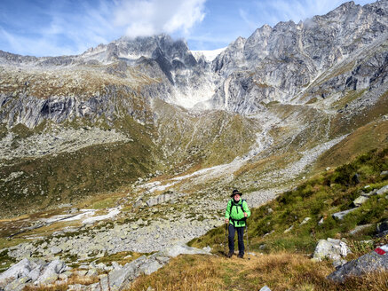 Italien, Provinz Brescia, Adamello-Alpen, Salarno-Tal, Gletscher, Wanderer - LAF02137