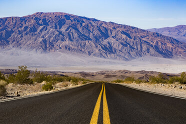 USA, Kalifornien, Death Valley, leere Straße - FCF01526