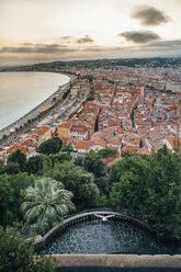 Luftaufnahme einer Stadtlandschaft am Meer gegen den Himmel bei Sonnenuntergang - CAVF52754