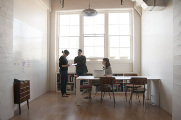 Geschäftsleute diskutieren bei einem Treffen in einem neuen Büro - CAVF52786