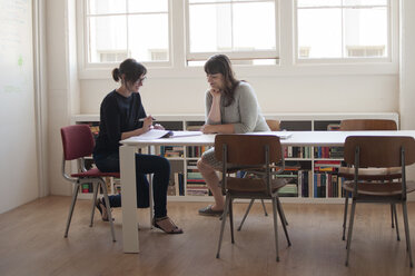 Geschäftsfrauen in voller Länge bei der Arbeit am Schreibtisch in einem neuen Büro - CAVF52792