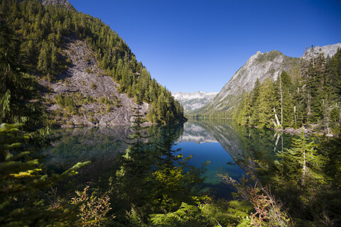 Ruhiger Blick auf den Statlu-See und die Berge im Wald, lizenzfreies Stockfoto