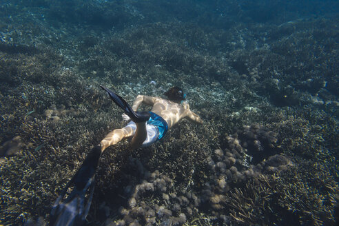 Mann ohne Hemd schnorchelt unter Wasser - CAVF52804