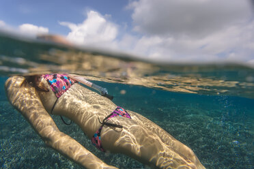Mittelteil einer Frau im Bikini beim Schnorcheln unter Wasser - CAVF52806