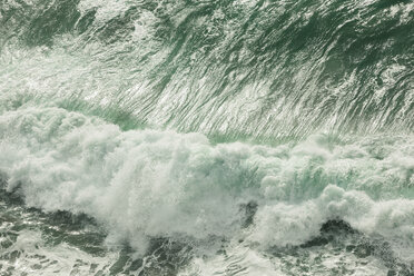 Hohe Winkel Ansicht der Wellen plätschert im Meer - CAVF52892