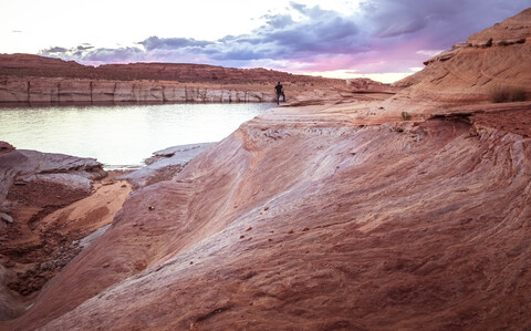 USA, Arizona, Lake Powell, Mann am Seeufer in den Abendstunden, lizenzfreies Stockfoto