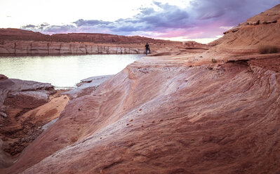 USA, Arizona, Lake Powell, man on lakeside in the evening - FCF01545