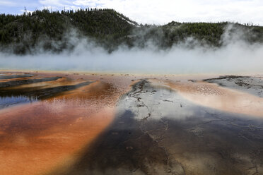Idyllischer Blick auf eine rauchende heiße Quelle vor den Bergen des Yellowstone-Nationalparks - CAVF52910