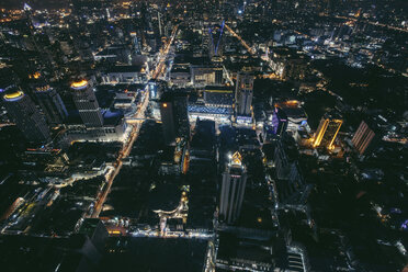 Luftaufnahme einer beleuchteten Stadtlandschaft bei Nacht - CAVF52925