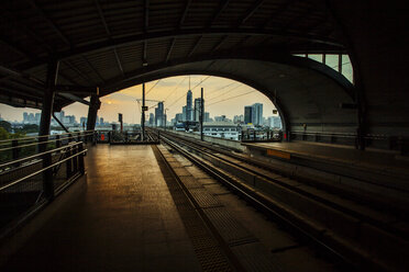 Leerer Bahnsteig in der Stadt bei Sonnenuntergang - CAVF52926