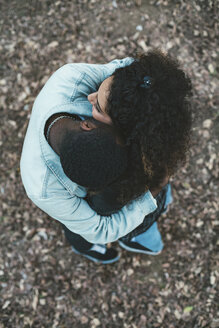Hohe Winkel Ansicht der romantischen Paar umarmt, während stehend auf Feld im Park - CAVF52930