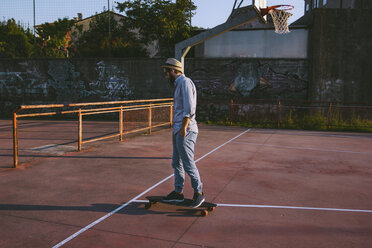 Mann beim Skateboarden im Park bei Sonnenuntergang - CAVF52935