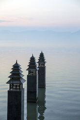 Hoher Winkel Blick auf Resort Docks in See gegen Himmel bei Sonnenuntergang - CAVF52946