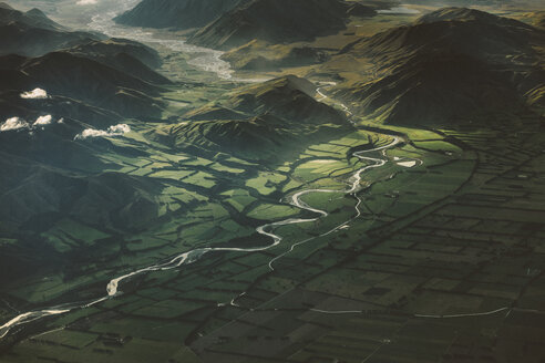 Luftaufnahme einer grünen Landschaft - CAVF52991