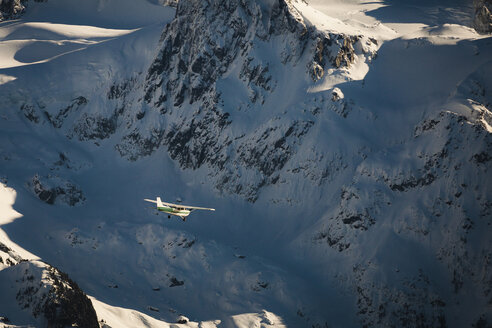 Luftaufnahme eines Flugzeugs, das an einem schneebedeckten Berg im Garibaldi Park vorbeifliegt - CAVF52994