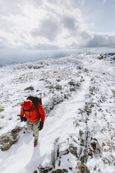 Hohe Winkel Ansicht der Backpacker tragen warme Kleidung zu Fuß auf Schnee im Winter - CAVF53090