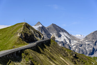 Straße auf einem Berg gegen den Himmel im Winter - CAVF53098