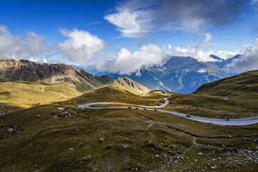 Kurvenreiche Straße auf dem Berg gegen bewölkten Himmel - CAVF53101