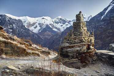 Alte Stupa-Ruine auf der Mardi-Himal-Wanderung bei klarem Himmel im Winter - CAVF53157