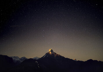 Aussicht auf das Machapuchare-Gebirge vor einem nächtlichen Sternenhimmel - CAVF53160