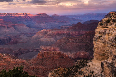 USA, Arizona, Grand Canyon National Park, Grand Canyon am Abend - FCF01564