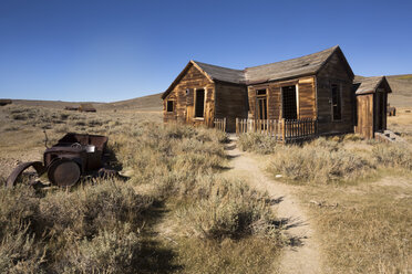 USA, California, Sierra Nevada, Bodie State Historic Park, old wooden house - FCF01582