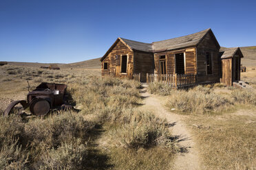 USA, Kalifornien, Sierra Nevada, Bodie State Historic Park, altes Holzhaus - FCF01582