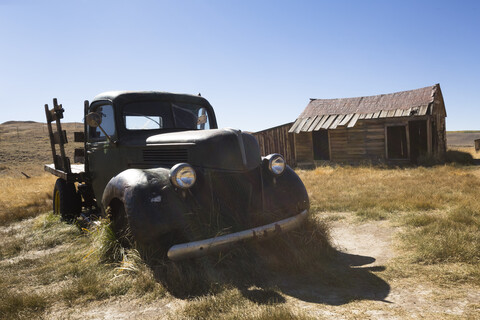 USA, Kalifornien, Sierra Nevada, Bodie State Historic Park, altes Holzhaus und Auto, lizenzfreies Stockfoto