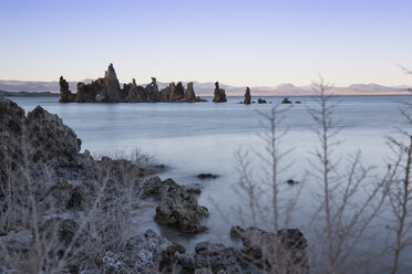 USA, California, Lee Vining, South Tufa Area, Mono Lake, rock formations in the evening - FCF01588