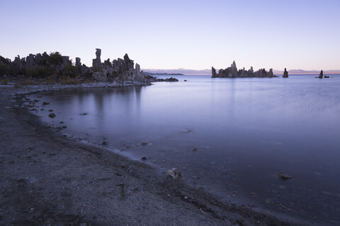USA, Kalifornien, Lee Vining, South Tufa Area, Mono Lake, Felsformationen am Abend, lizenzfreies Stockfoto