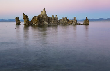 USA, Kalifornien, Lee Vining, South Tufa Area, Mono Lake, Felsformationen am Abend - FCF01592