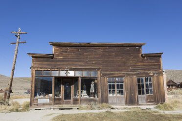 USA, California, Sierra Nevada, Bodie State Historic Park, former clothing shop - FCF01593