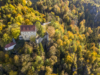 Deutschland, Bayern, Fränkische Schweiz, Burg Rabenstein im Ahorntal im Herbst - RUNF00122