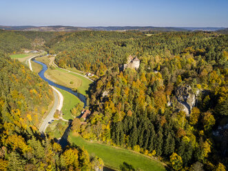 Deutschland, Bayern, Fränkische Schweiz, Ahorntal, Burg Rabenstein im Herbst - RUNF00123